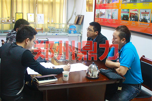 越南客戶(hù)冒雨考察鼎力餐廚垃圾處理設(shè)備.jpg